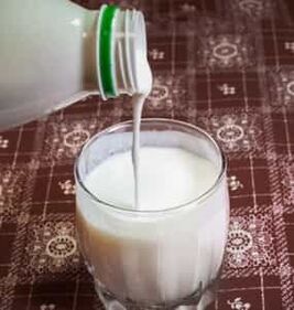 Kefir fresko edalontzi bat